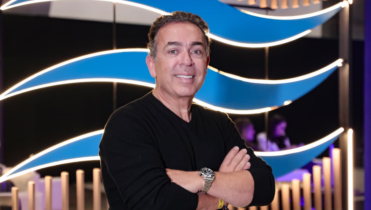 Maurício Gariglia, CEO e fundador da BR Soho e Reserva Beach Club, em pé com traje executivo